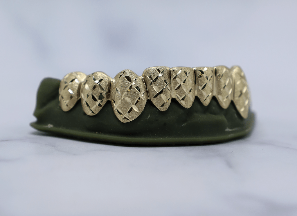 Grillztainer - retainer grillz w diamond cuts and diamond dust
